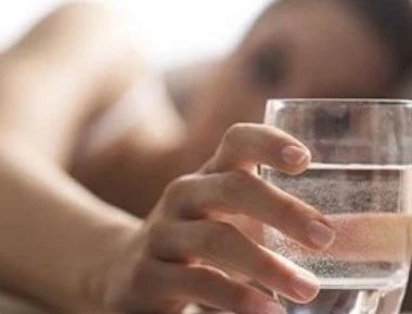 Μην πίνετε ποτέ νερό από το ποτήρι που έχετε δίπλα σας τη νύχτα – Δείτε γιατί